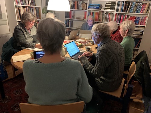 Anne L. mennesker der skriver i en ring